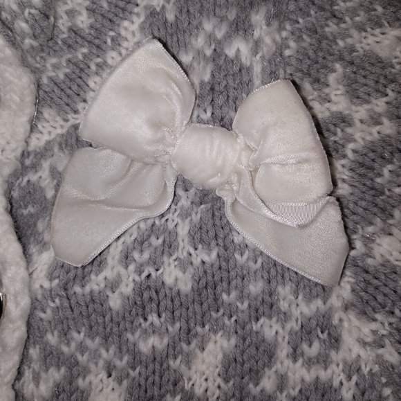 TAHARI GIRLS 4 WOOL BLEND 3 BUTTON CABLE KNIT CARDIGAN SNOWFLAKE SWEATER W BOW - Picture 3 of 8